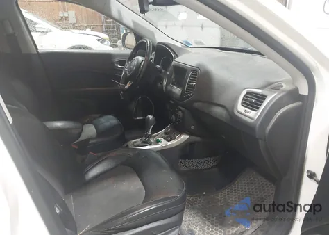 2019 Jeep Compass Latitude 4X4 z USA, uszkodzony, nr VIN 3C4NJDBB8KT768484